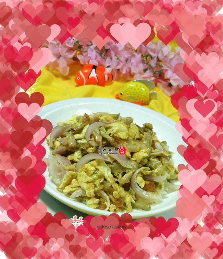 Fried duck eggs with onions and pickled mustard