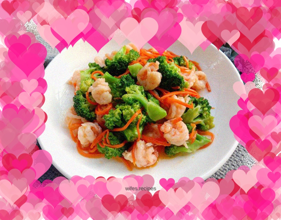 Stir-fried shrimps with carrots, broccoli