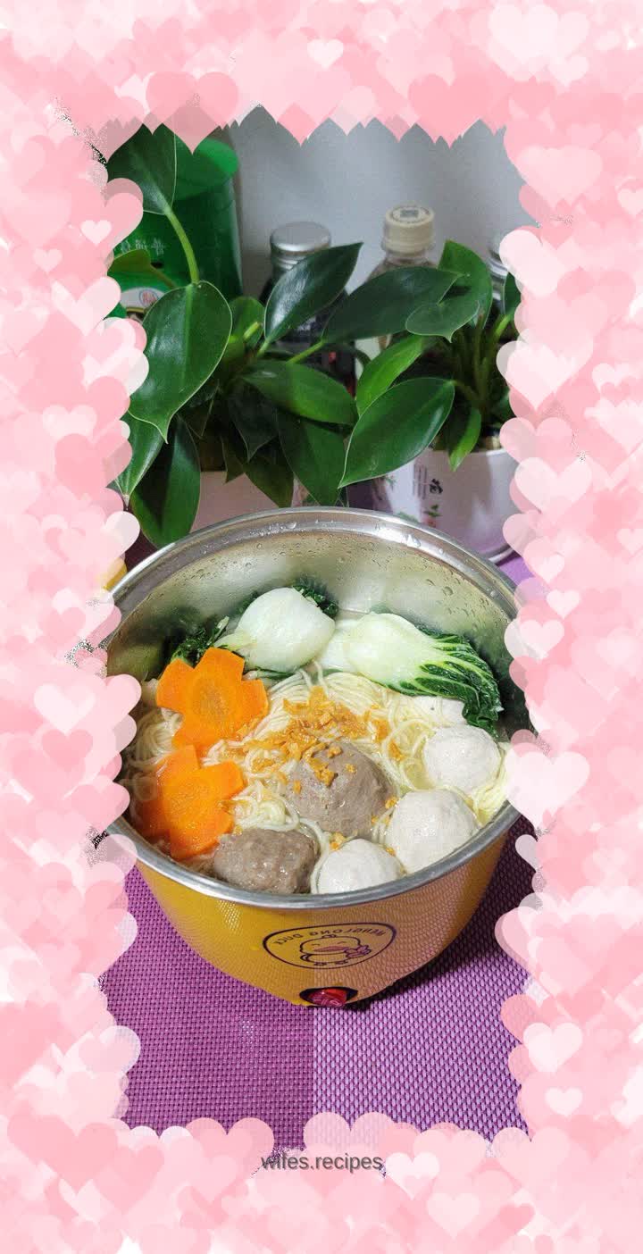 Boiled Bamboo Egg Noodles with Meatballs