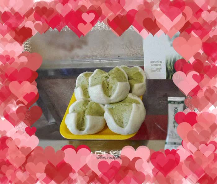 Two-color steamed buns with green sauce