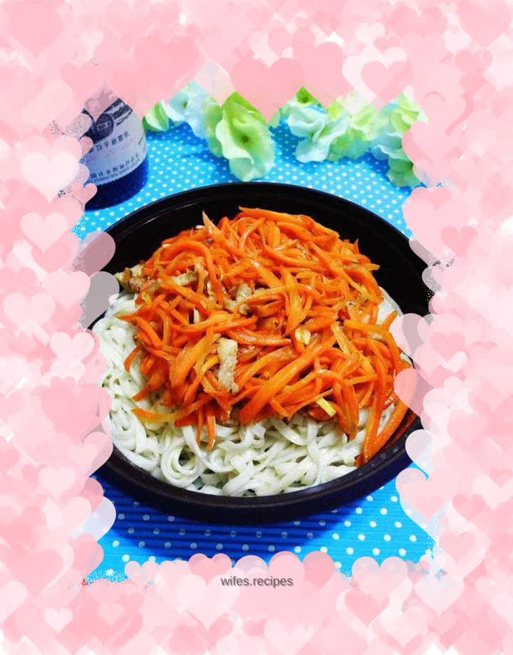Noodles with shredded carrot and pork