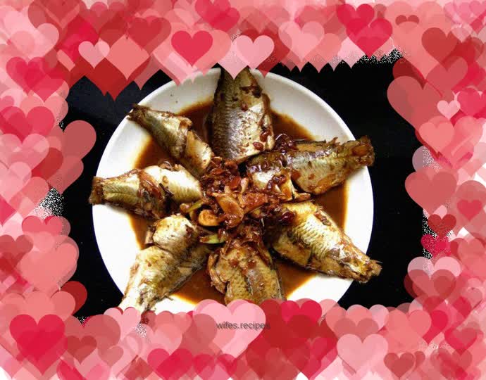 Braised small crucian carp in soy sauce