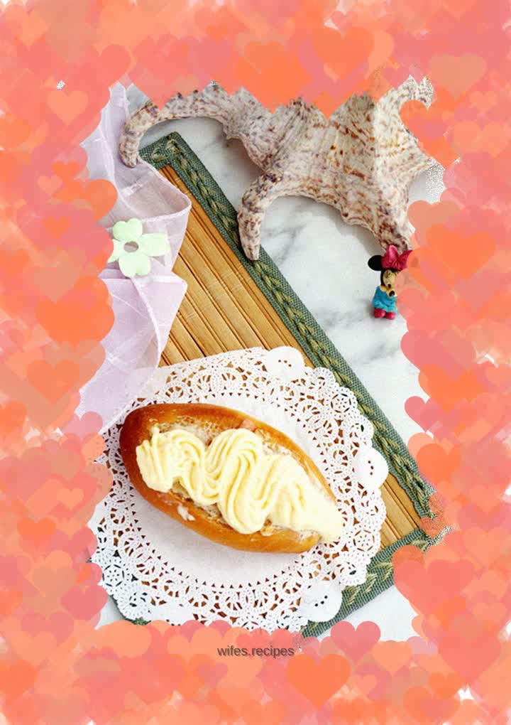 Strawberry farov custard ice cream with farov bread