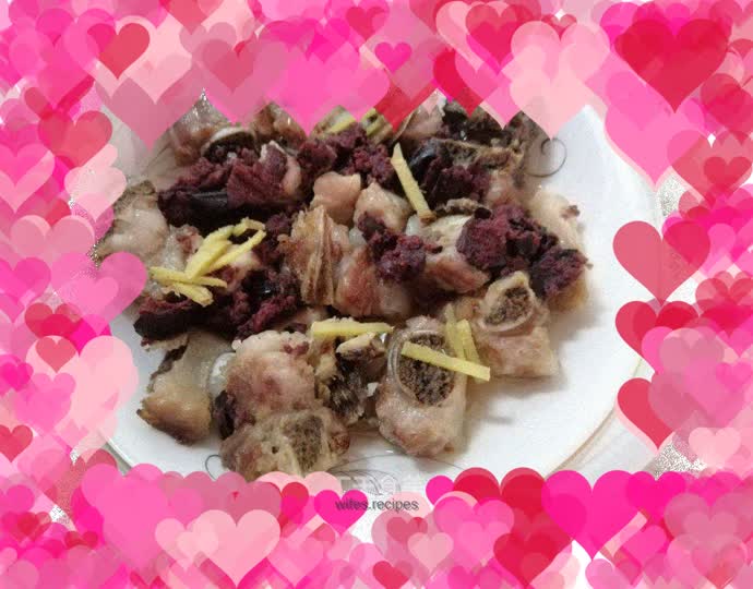 Steamed pork ribs with olive wedges