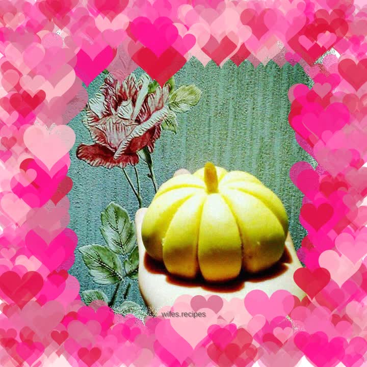 A steamed bun cosplayed into a pumpkin