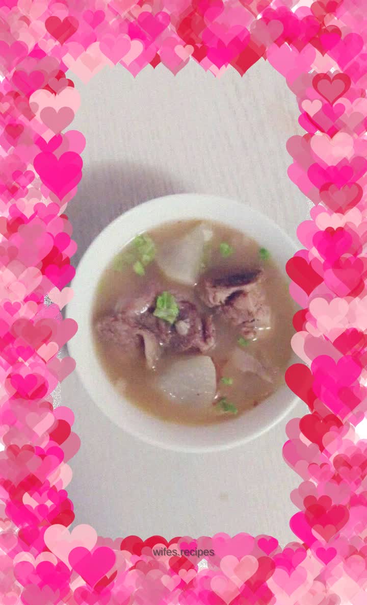 Eat radish and pork ribs soup in winter