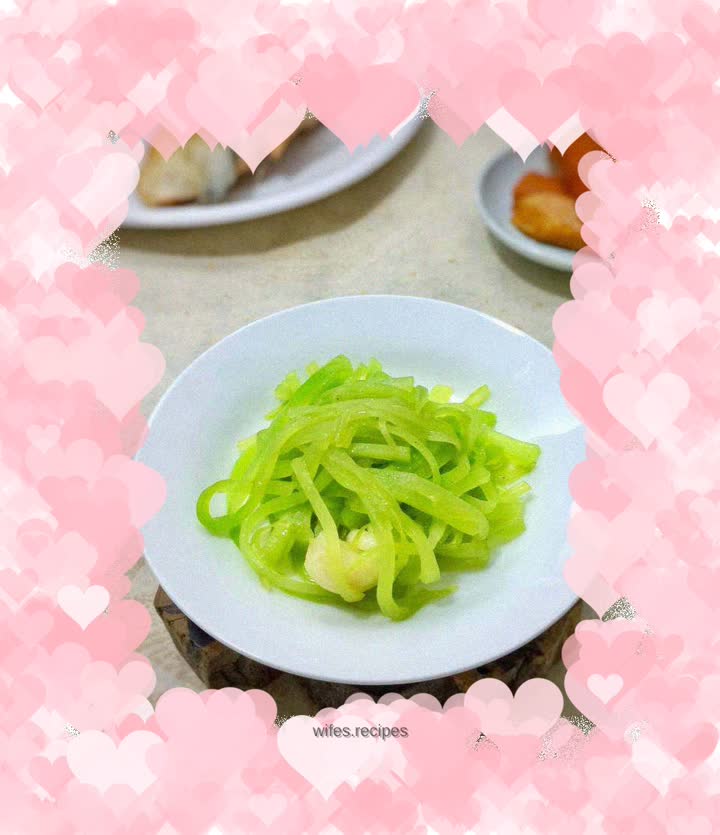 Stir-fried shredded lettuce with garlic