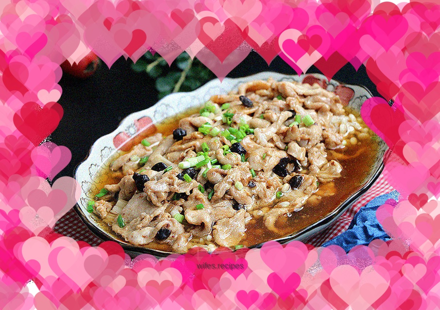 Steamed pork slices with enoki mushrooms