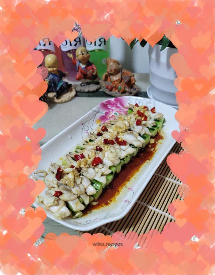 Razor clams mixed with cucumber