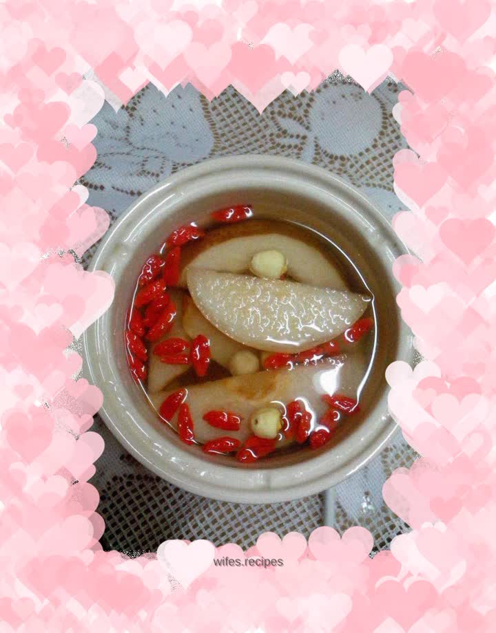 Stewed Sydney Pear with Wolfberry and Lotus Seeds