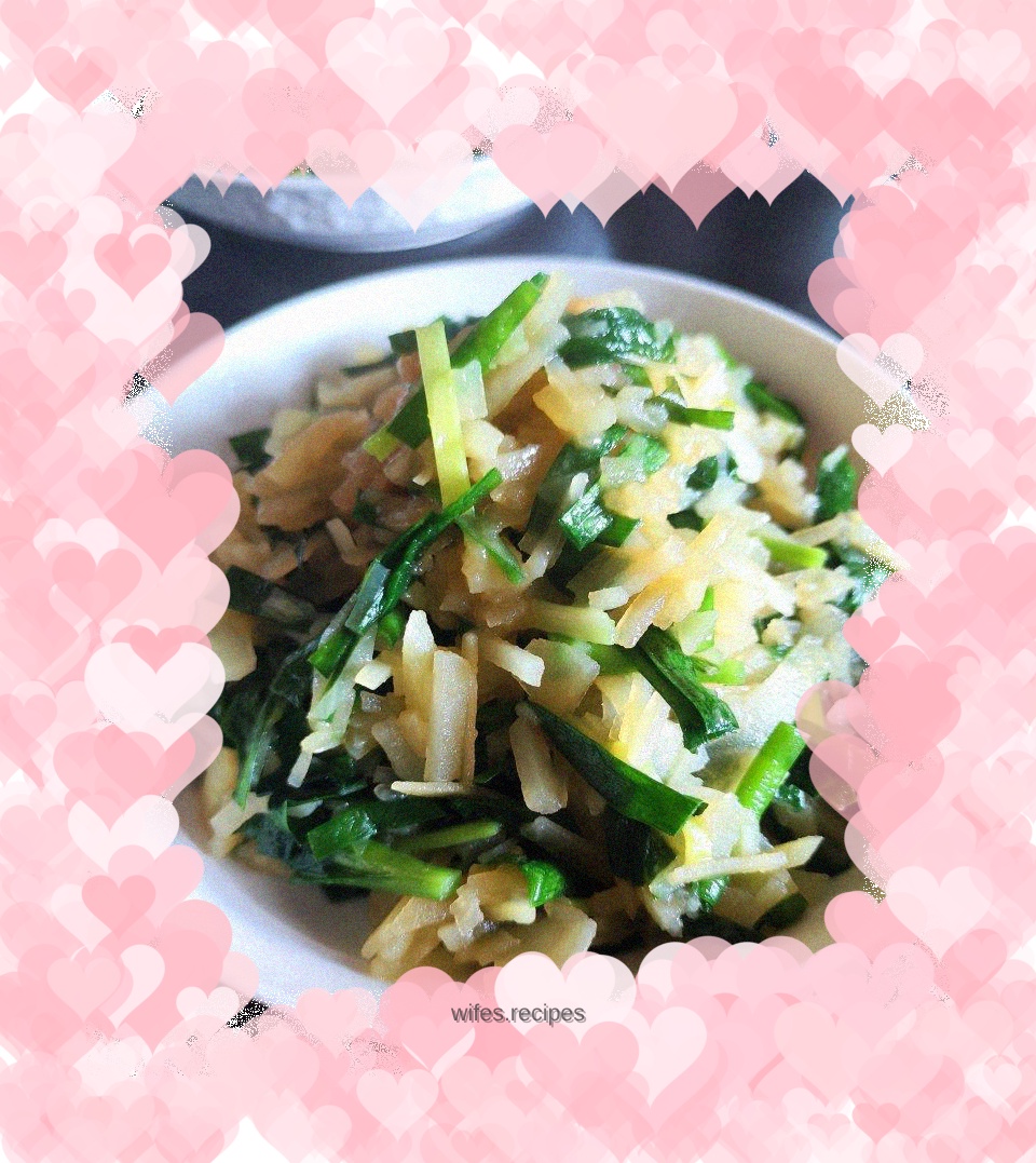 Stir-fried shredded potatoes with leeks