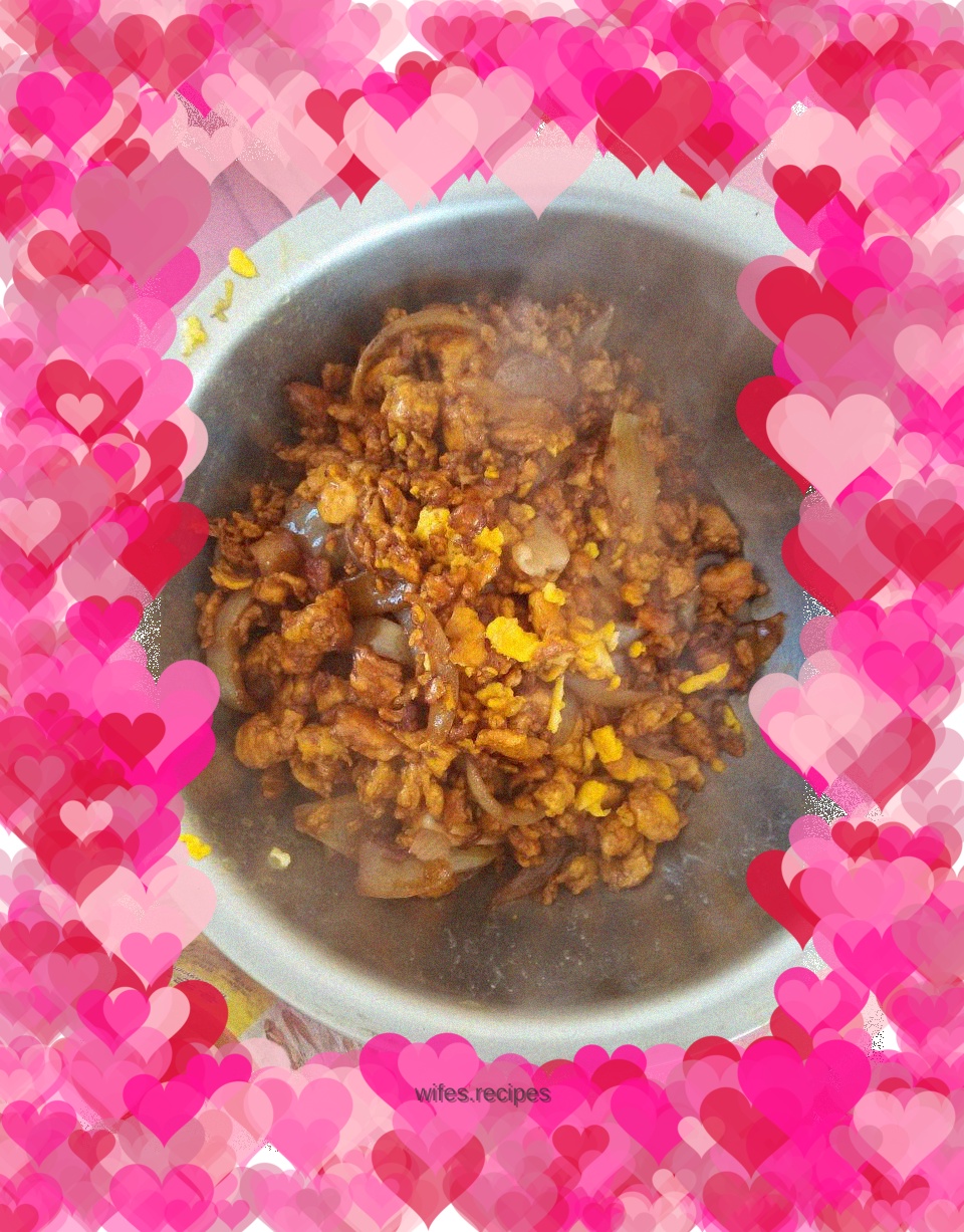 Fried eggs with onions