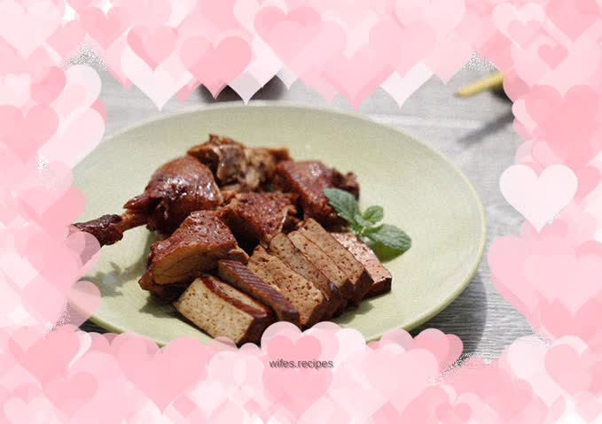 Braised duck leg with dried seeds