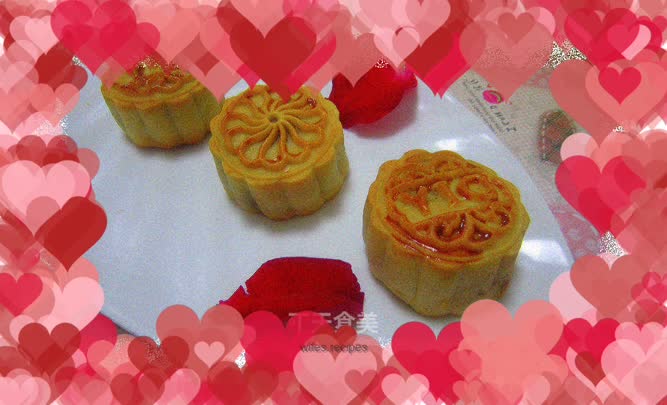 Homemade Cantonese egg yolk and bean paste mooncakes