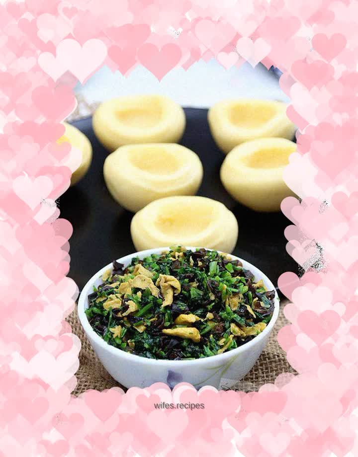 Scrambled eggs with black fungus and cress