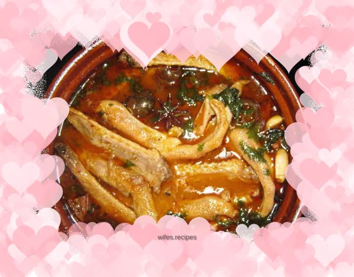 Casserole with spicy snails, duck feet and wings