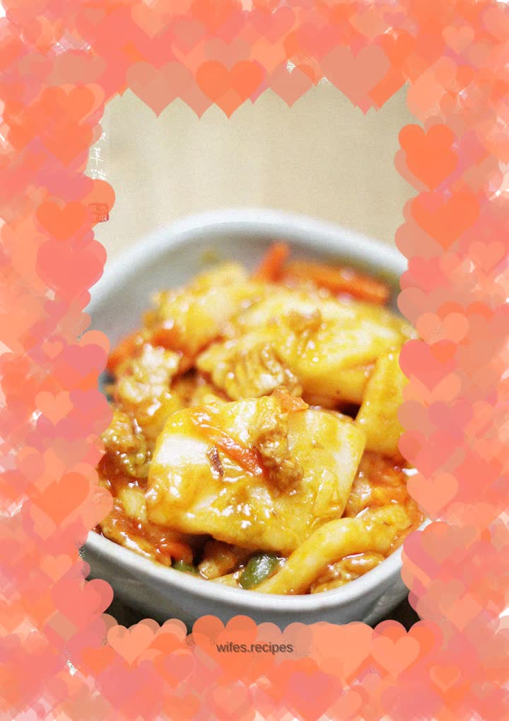 Fried rice cakes with tomato sauce