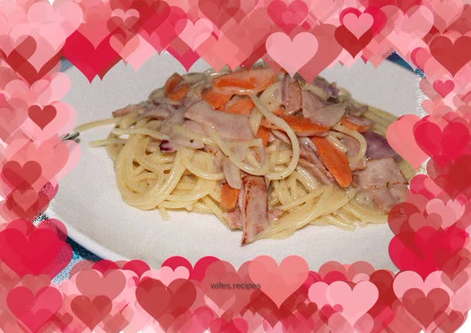 Pasta with ham and bacon in white sauce