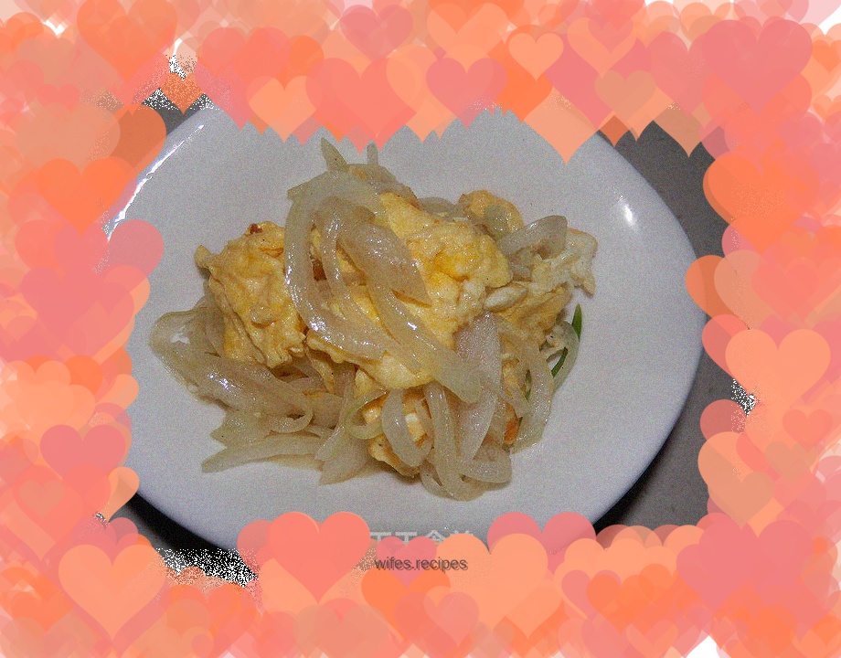Fried eggs with onions