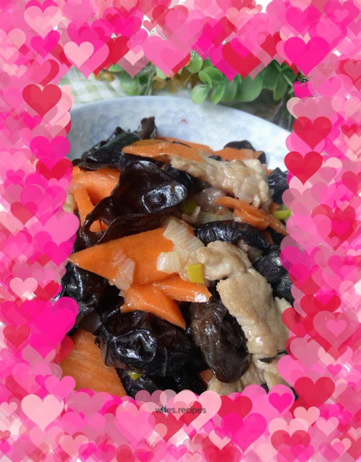 Stir-fried pork slices with fungus and carrot