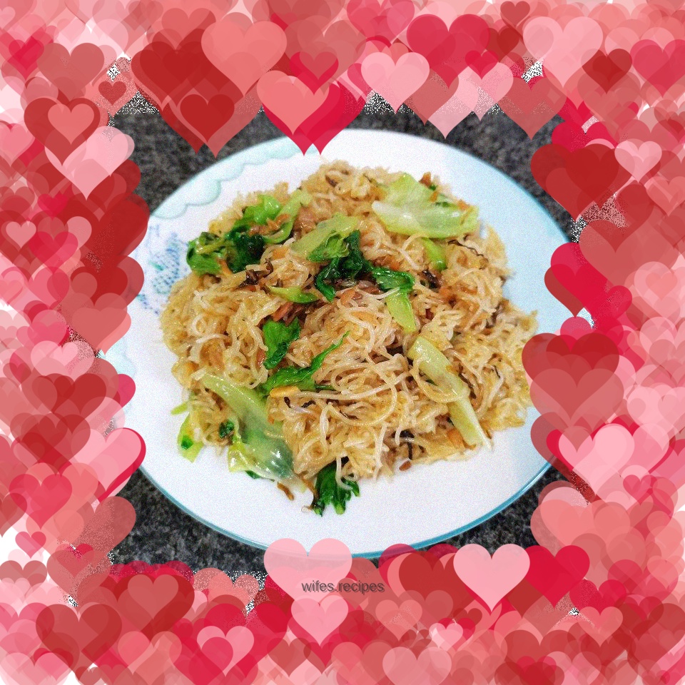 Fried rice noodles with lettuce