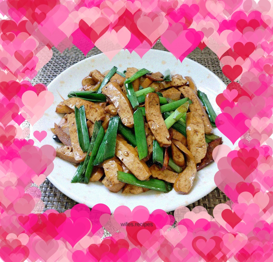 Dried and fried garlic sprouts