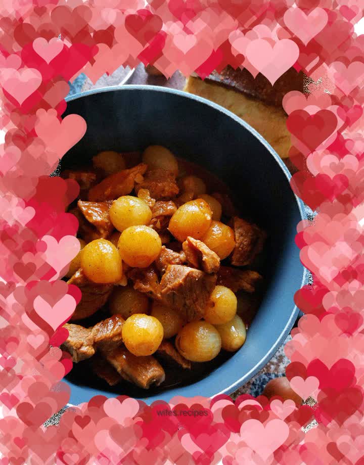 Beef stew with small onions