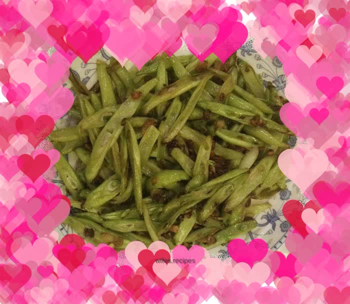 Stir-fried green beans with garlic