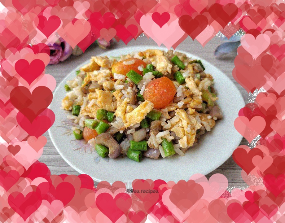Fried rice with small tomatoes, cowpeas and eggs