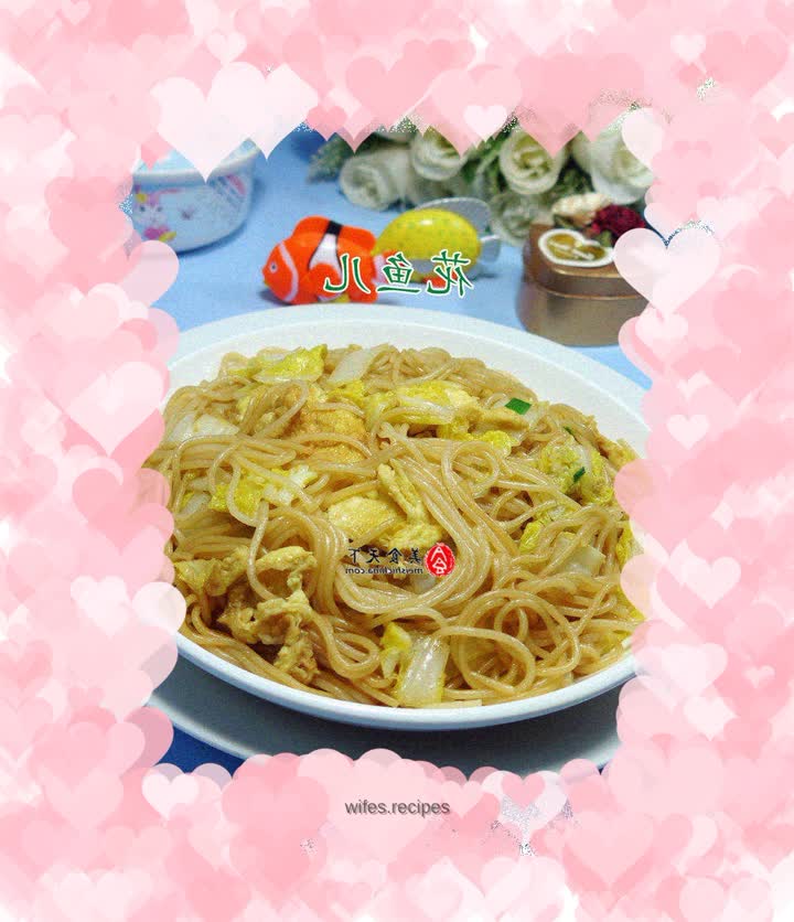 Fried rice noodles with egg, baby and vegetables