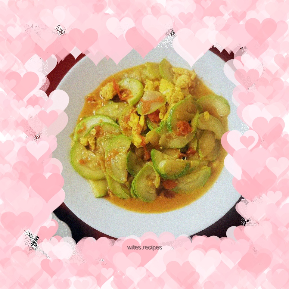 Scrambled Eggs with Zucchini and Tomato