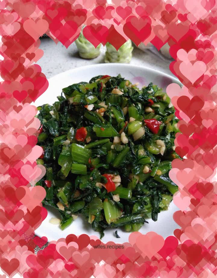Chopped pepper mixed with lettuce