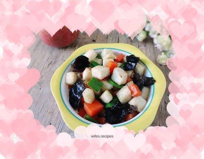 Stir-fried diced steamed buns with fungus and carrot