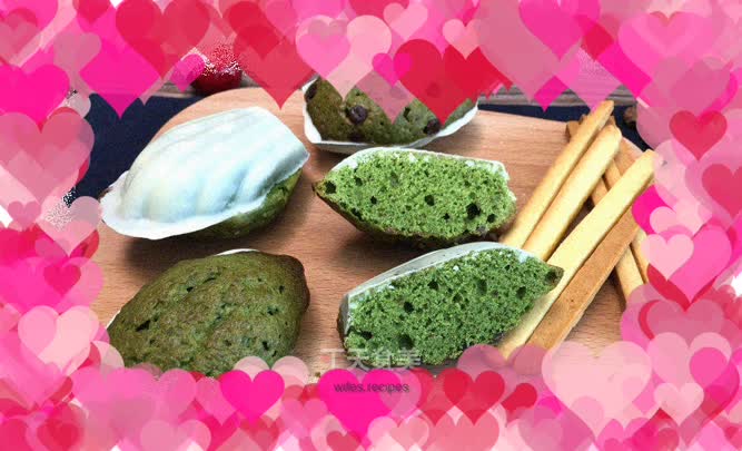 Delicious matcha madeleine desserts, paired with a pot of strong black tea, enjoy a pleasant afternoon tea.