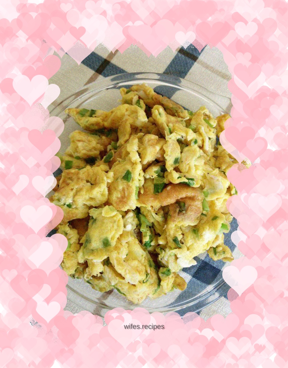 Fried eggs with shrimp skin and green onions