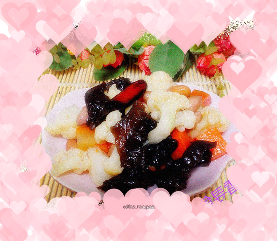 Peanuts mixed with carrots and fungus