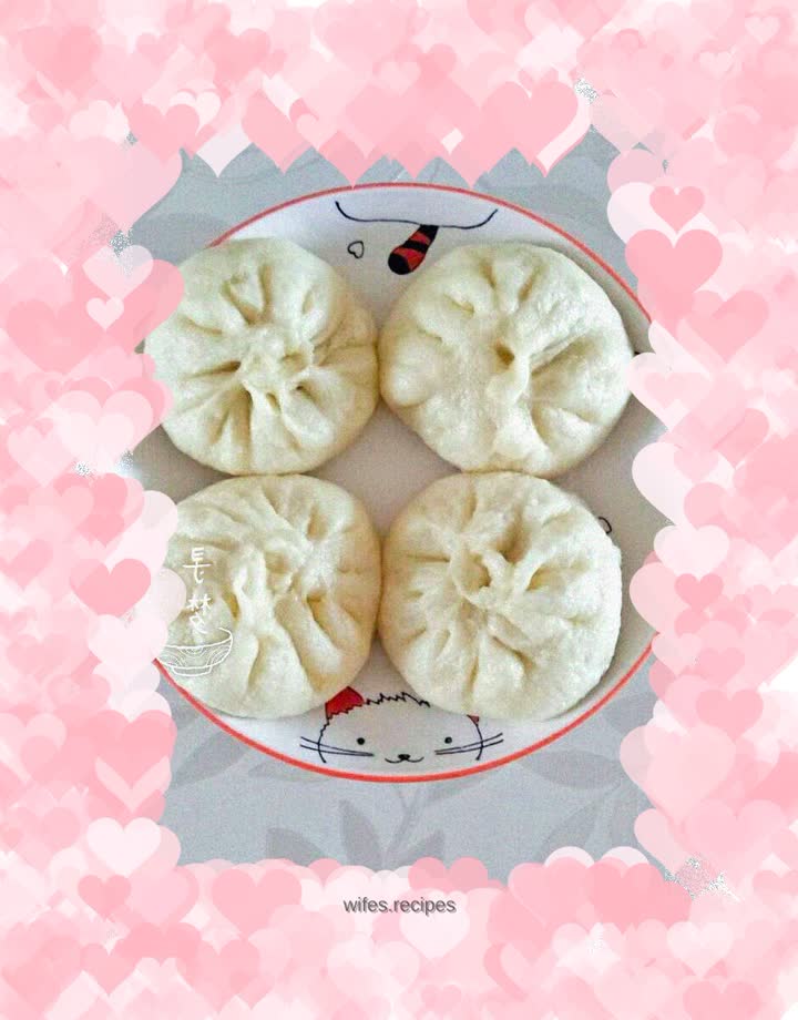 Fresh clams, egg and cucumber buns