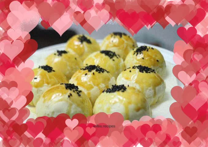 Su-style mooncakes with golden legs and nuts