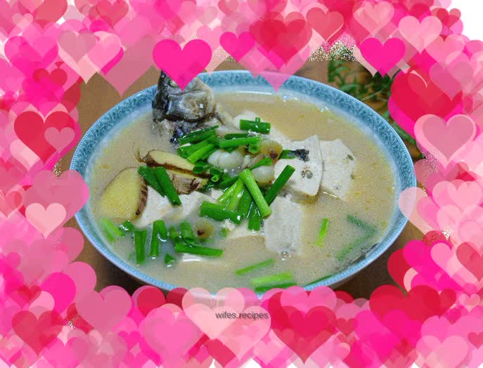 Crucian carp stewed with tofu