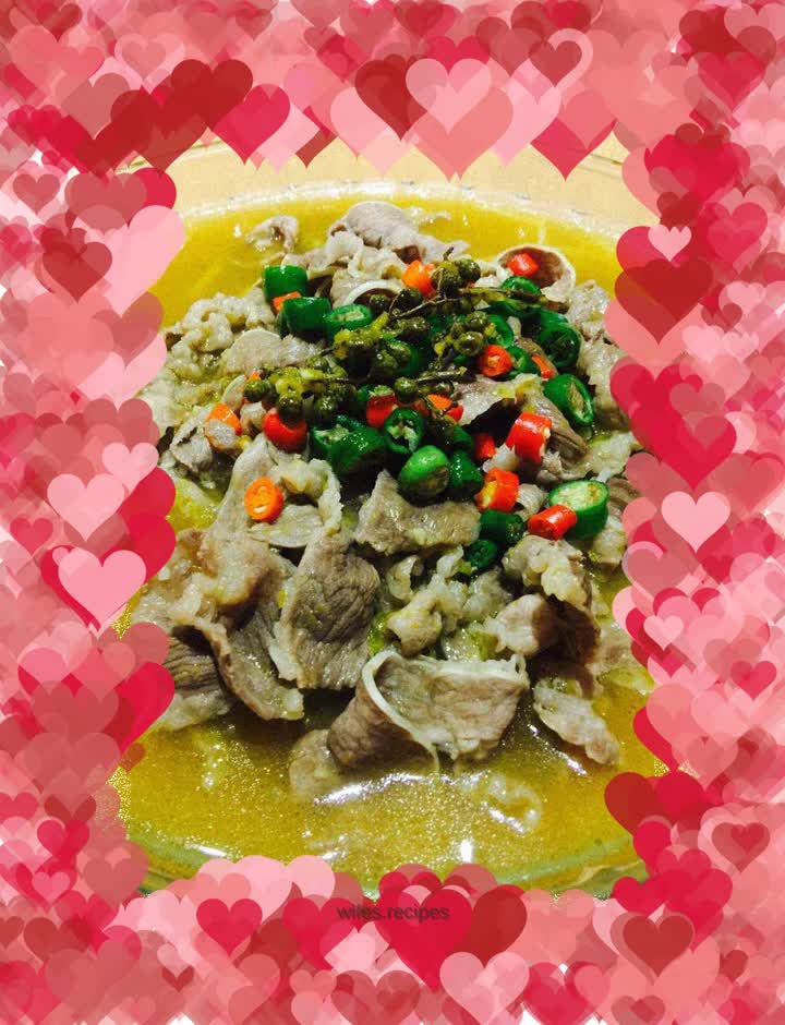 Spicy and sour beef in golden soup