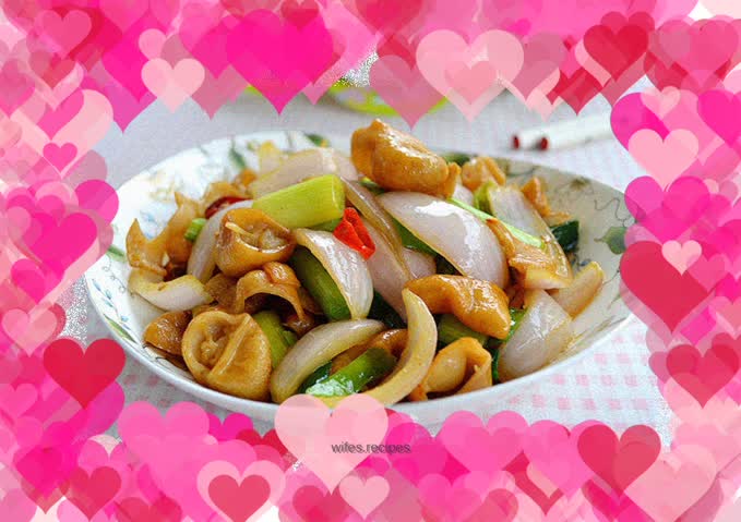 Stir-fried sausage with onions