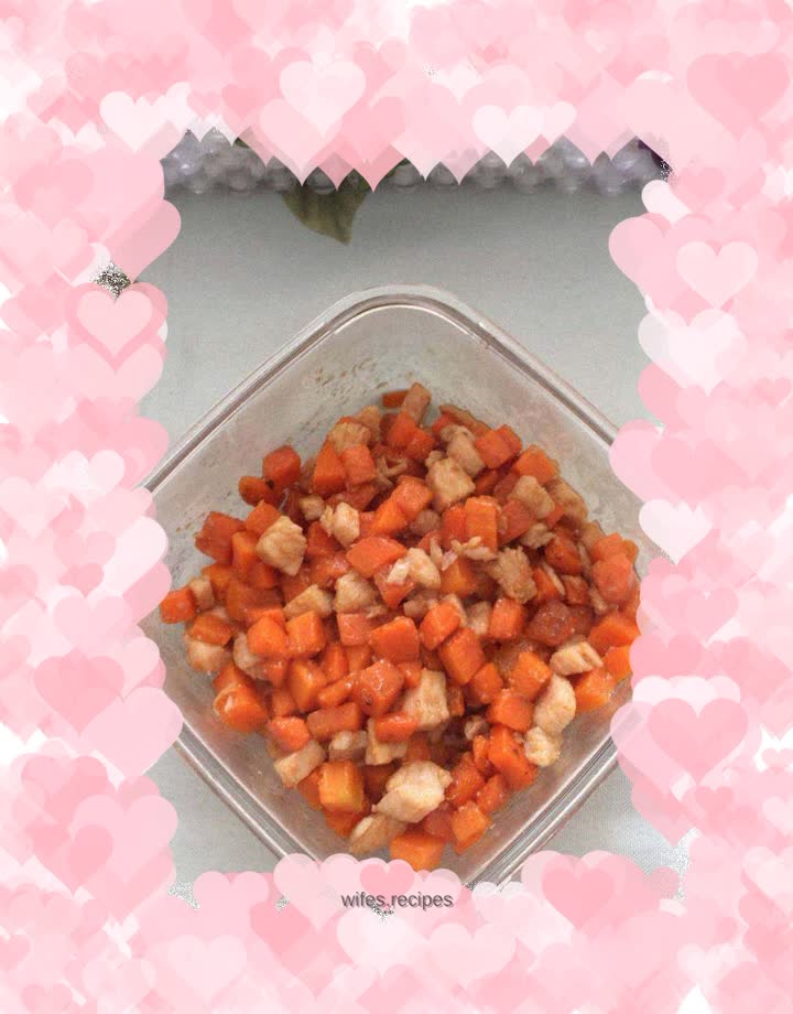 Stir-fried diced chicken with carrots