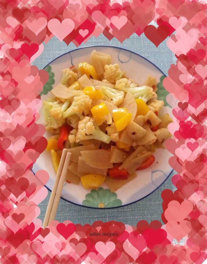 Stir-fried potato slices with colorful pepper and cauliflower