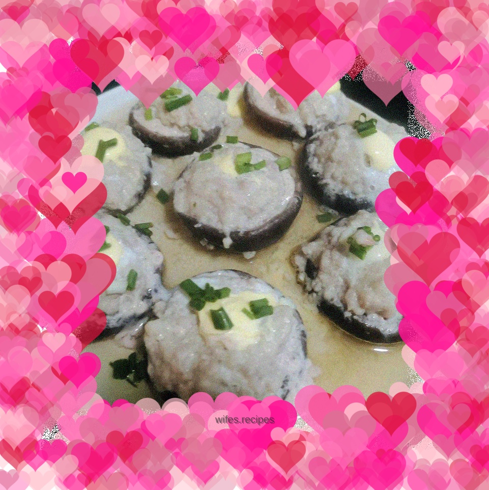 Steamed mushrooms with minced meat, quail eggs