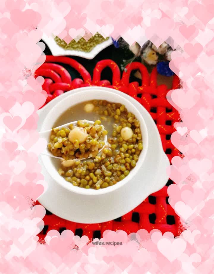 Lotus seed and mung bean soup