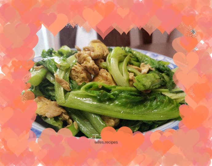 Fried duck eggs with lettuce