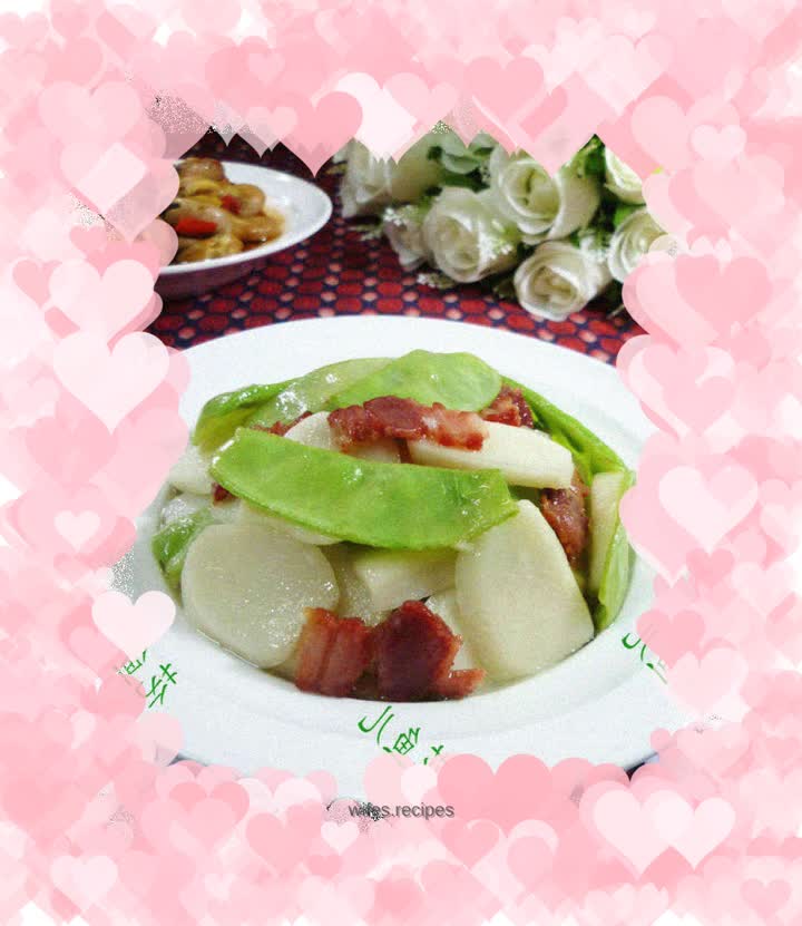 Stir-fried rice cake with bacon and lentils