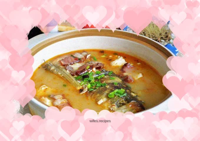 Frozen tofu and bacon stewed silver carp head