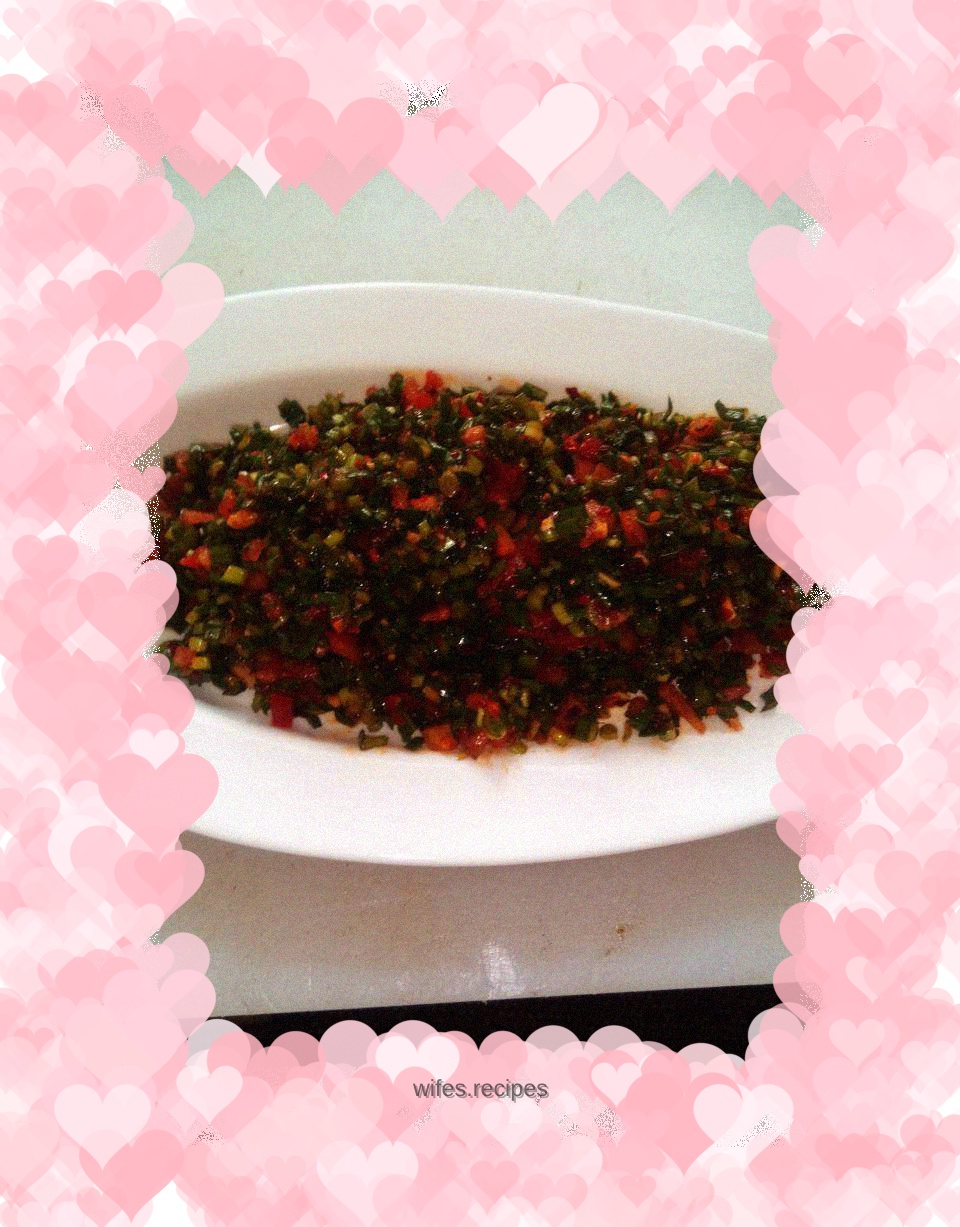 Chives mixed with tomatoes