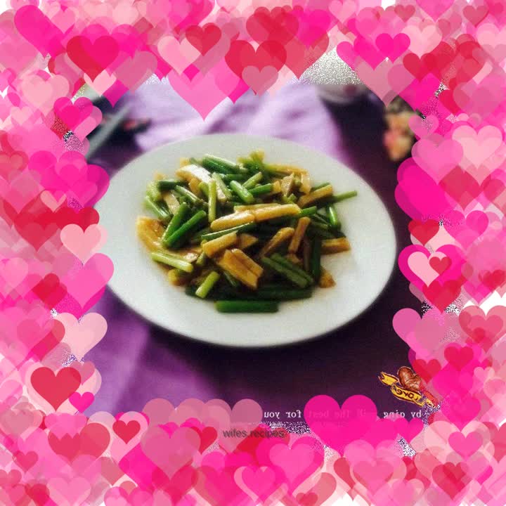 Fried potato chips with garlic sprouts